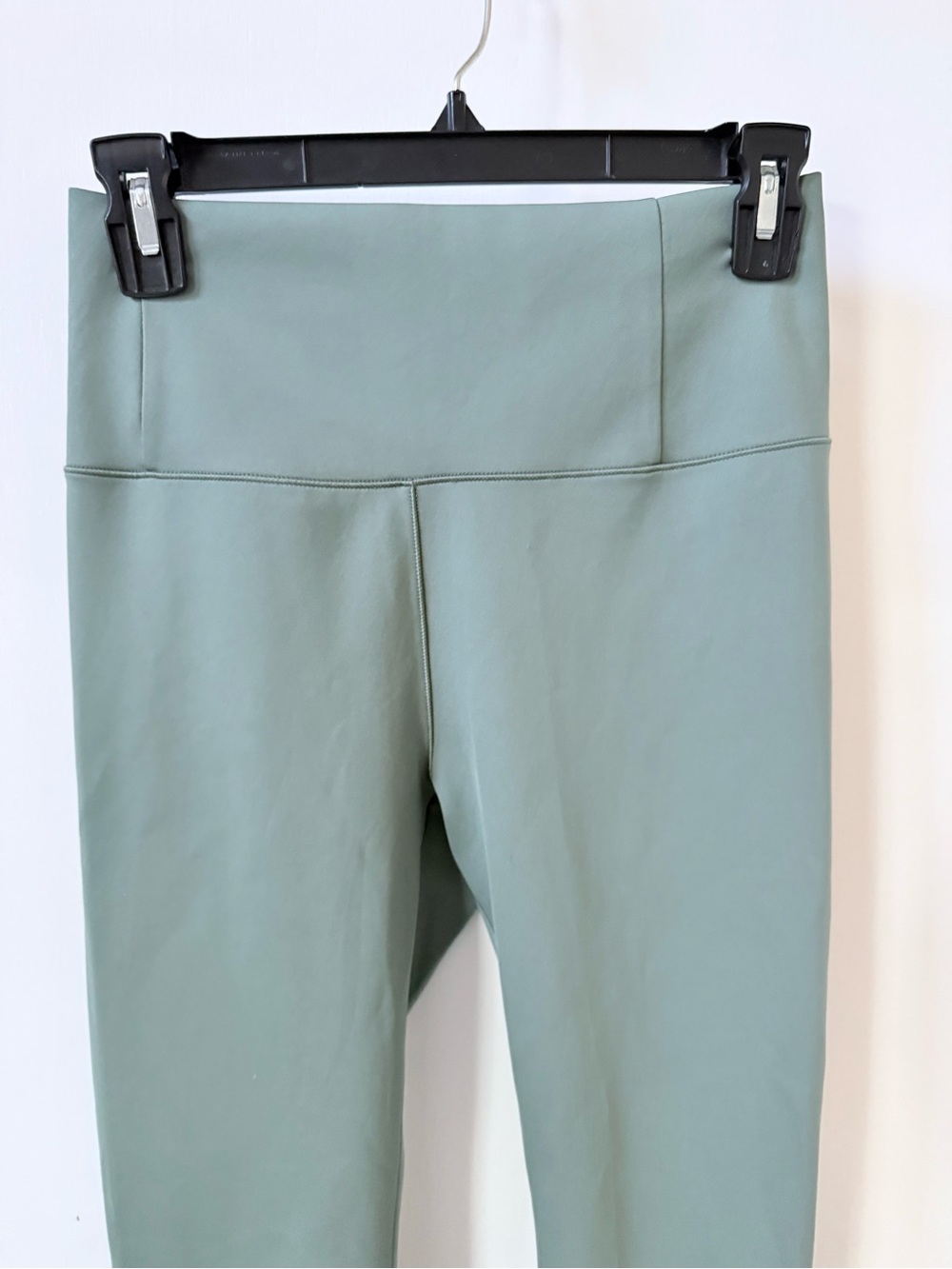 NWOT Vuori Uplift Evolve 7/8 Leggings in Fern - Picture 6 of 14